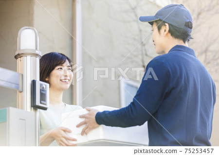 A male driver of a courier that delivers luggage 75253457