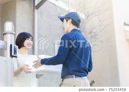 運送行李的快遞員的男司機 75253458