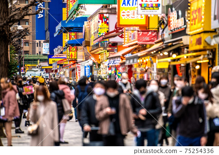 日本的東京都市風景在緊急狀態下。威脅人群。與平時沒什麼不同... =秋葉原3月5日， 75254336