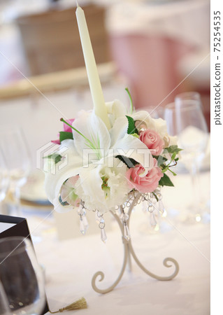 婚宴上使用的帶有花卉裝飾的蠟燭 75254535