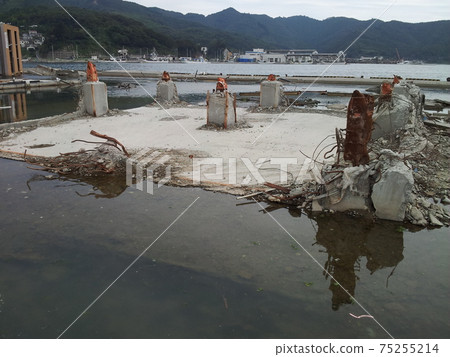 東日本大地震Onagawa Town損壞情況從支柱底座上毀壞的鋼結構建築 75255214