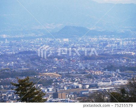 Kashihara City and Mt. Unebi seen from Mt. Myojin, Oji Town, Nara Prefecture (Nara Basin, Lichun) Kashihara City and Mt. Unebi seen from Mt. Myojin, Oji Town, Nara Prefecture (Nara Basin, Lichun) 75255579