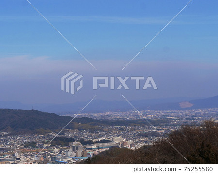奈良縣王子市妙神山從伊賀uga市和奈良市的全景(裡春奈良盆地) 奈良縣王子市妙神山從伊賀uga市和奈良市的全景(裡春奈良盆地) 75255580