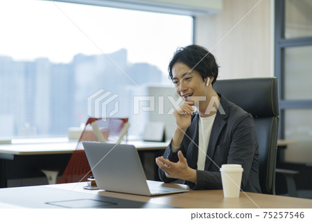男性在辦公室視頻會議在線會議 75257546