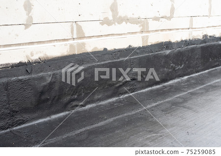 Waterproofing flat roof terrace with roll bitumen 75259085