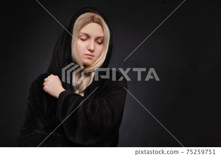 sad blond woman 75259751
