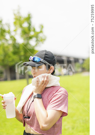 休息的婦女在鍛煉期間 休息的婦女在鍛煉期間 75259995