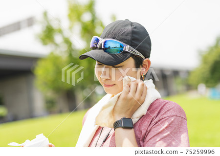 休息的婦女在鍛煉期間 休息的婦女在鍛煉期間 75259996