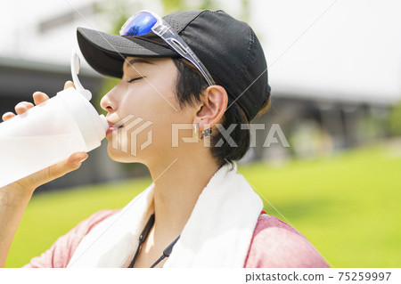 休息的婦女在鍛煉期間 休息的婦女在鍛煉期間 75259997