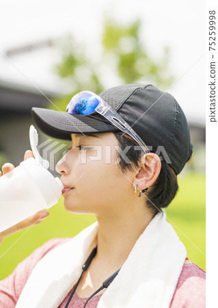 休息的婦女在鍛煉期間 休息的婦女在鍛煉期間 75259998