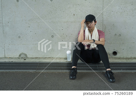 一個在運動中生病的女人 一個在運動中生病的女人 75260189