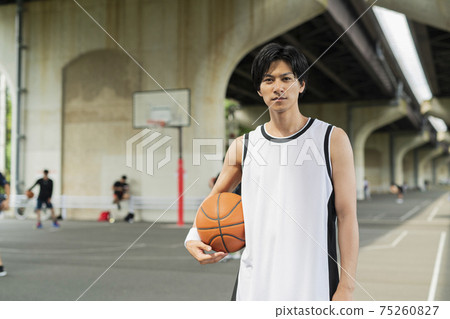 A man with basketball 75260827