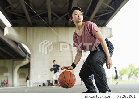 一個女人在打籃球 75260861