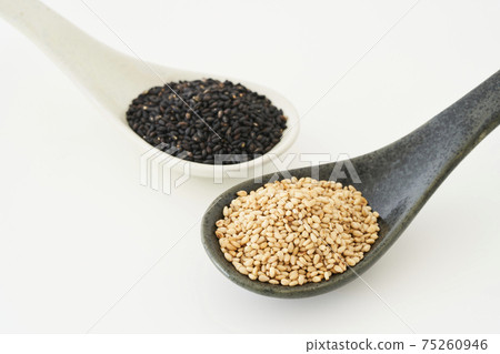 白芝麻和黑芝麻放在蓮花上 白芝麻和黑芝麻放在蓮花上 75260946