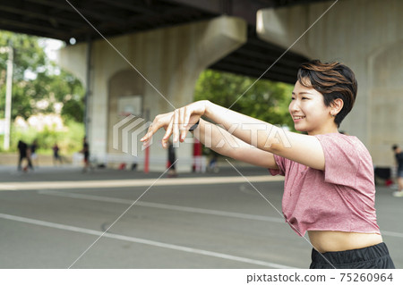 一個女人在打籃球 一個女人在打籃球 75260964