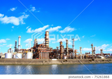 Scenery of Yokkaichi City, a complex of factory facilities Scenery of Yokkaichi City, a complex of factory facilities 75261868