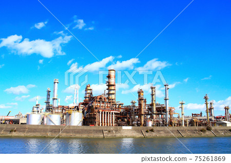 Scenery of Yokkaichi City, a complex of factory facilities Scenery of Yokkaichi City, a complex of factory facilities 75261869