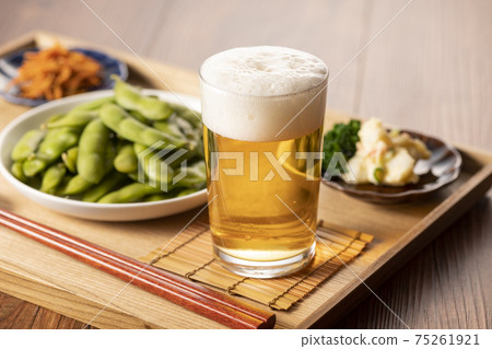 Beer and edamame to drink at home 75261921
