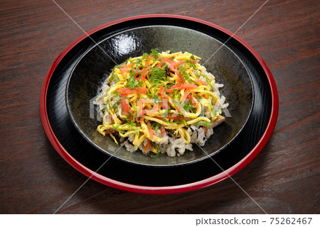 chirashi sushi  75262467