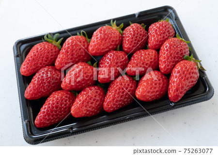 Pack of fresh strawberries Pack of fresh strawberries 75263077
