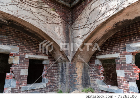 It was said to be a negative heritage, but now it is famous as Rabbit Island, a manufacturing and storage facility on Okunoshima. It was said to be a negative heritage, but now it is famous as Rabbit Island, a manufacturing and storage facility on Okunoshima. 75263100