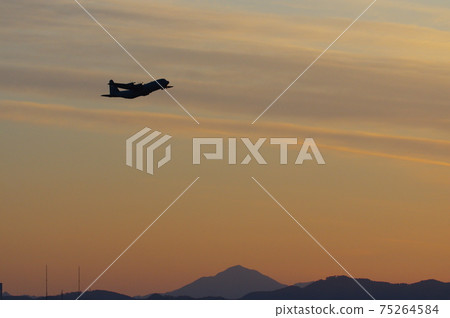 C-130大力神在夜間飛行 75264584