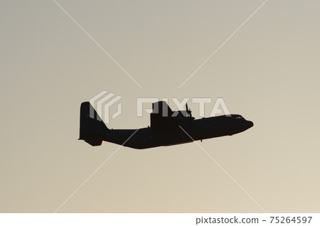 C-130大力神在夜間飛行 75264597