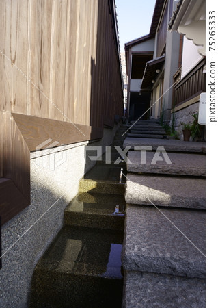At the back alley of Shikemichi, at the waterway and stone stairs At the back alley of Shikemichi, at the waterway and stone stairs 75265333