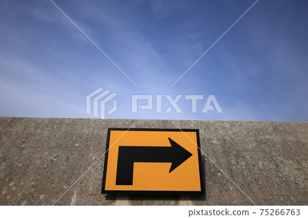 A sign 75266763