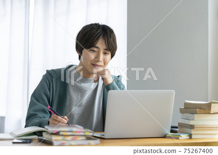 一個年輕人在家學習 一個年輕人在家學習 75267400