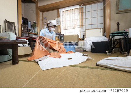 女工收拾一間凌亂的房間 女工收拾一間凌亂的房間 75267639