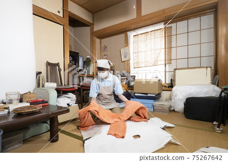 女工收拾一間凌亂的房間 女工收拾一間凌亂的房間 75267642
