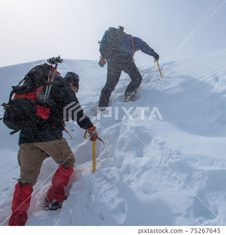 在長野白馬,冬季在鬆鬆山八峰路線上攀登 在長野白馬,冬季在鬆鬆山八峰路線上攀登 75267645