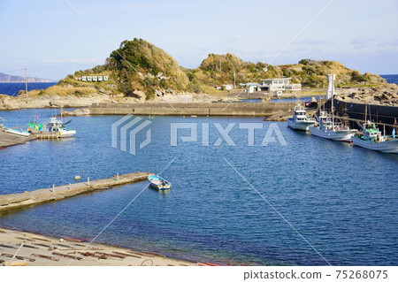 Taikai Fishing Port and Niemonjima Island (Kamogawa City, Chiba Prefecture) 75268075
