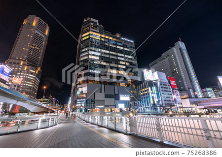 日本“空中走廊”和澀谷深藏的東京城市景觀的視圖 日本“空中走廊”和澀谷深藏的東京城市景觀的視圖 75268386