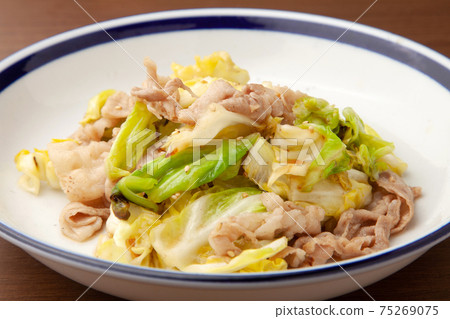 Stir-fried pork roses and cabbage with salt 75269075