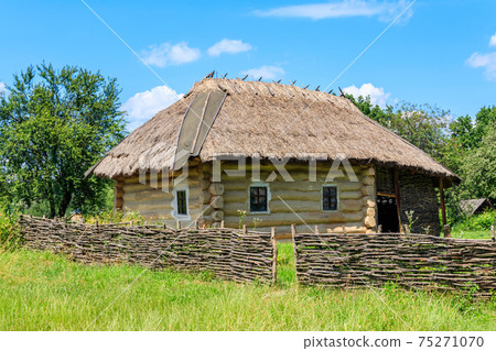 Ancient traditional ukrainian rural house in Pyrohiv (Pirogovo) village near Kiev, Ukraine Ancient traditional ukrainian rural house in Pyrohiv (Pirogovo) village near Kiev, Ukraine 75271070