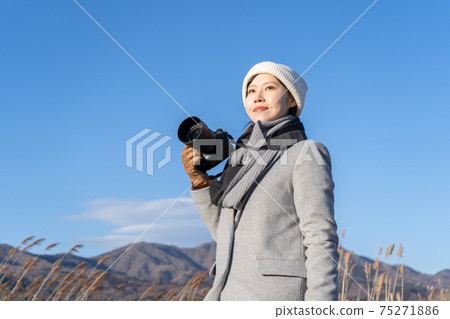 自然界中有數碼單反相機的女人 自然界中有數碼單反相機的女人 75271886