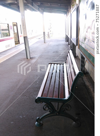 車站月台上的木凳 75271887