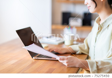 Young woman teleworking 75275450