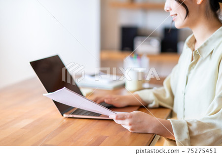 Young woman teleworking 75275451