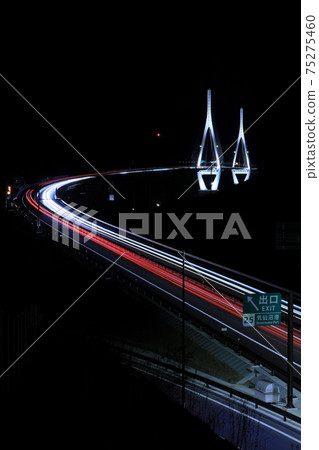三陸高速公路上的氣仙沼港立交橋附近的夜景 三陸高速公路上的氣仙沼港立交橋附近的夜景 75275460