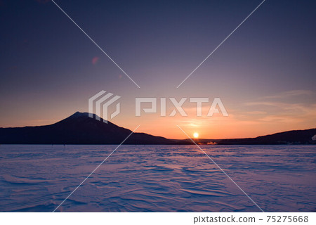 Mount Oakan illuminated by the rising sun Mount Oakan illuminated by the rising sun 75275668