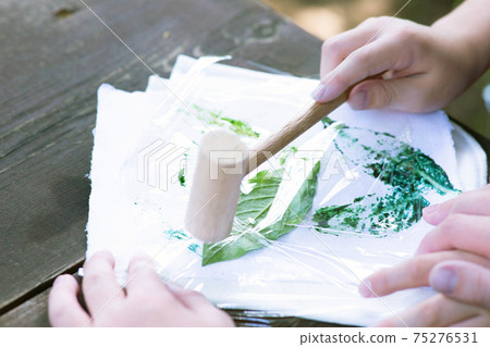 Beat the indigo leaves and dye them Beat the indigo leaves and dye them 75276531