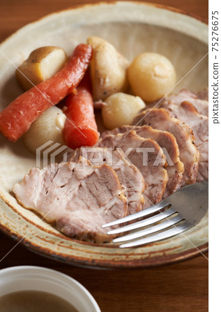 Steamed pork shoulder loin and vegetables 75276675