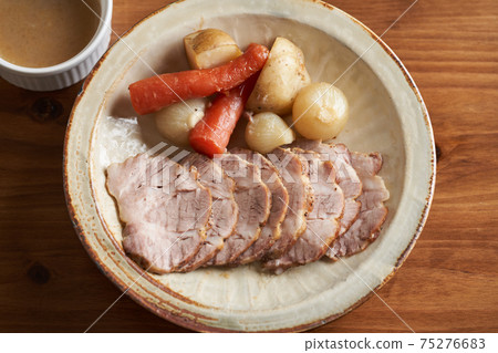Steamed pork shoulder loin and vegetables 75276683