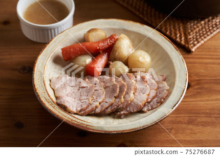 蒸豬肩肉和蔬菜 75276687