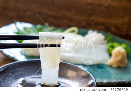 Squid sashimi 75276739