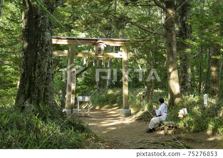 在石zu山（愛媛縣）的鳥居門口休息的信徒 75276853