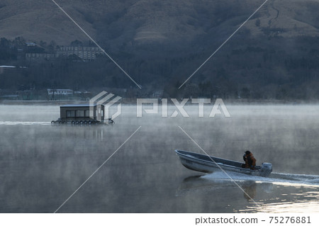 Lake Yamanaka in the morning with a storm (Yamanashi Prefecture) Lake Yamanaka in the morning with a storm (Yamanashi Prefecture) 75276881